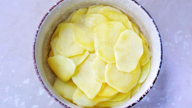 无敌下饭的香辣土豆片,放入大碗中备用。