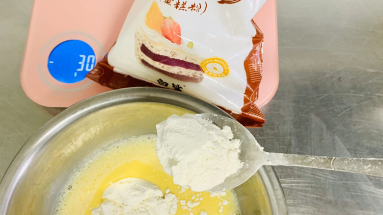 可甜可咸的荷兰松饼,加入白鲨低筋面粉，搅拌均匀。
