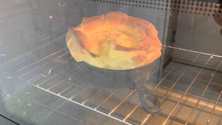 可甜可咸的荷兰松饼,海氏C40烤箱上下火200度烤13分钟。观察松饼表面上色均匀即可。松饼膨化过程每个都不一样，难免会东倒西歪，不用担心出炉后都会有回落。

