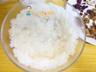 12个月以上团团圆圆八宝饭,把红枣的边缘用米饭压住定型