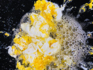 瘦肉炒河粉,打入鸡蛋炒出蛋花。