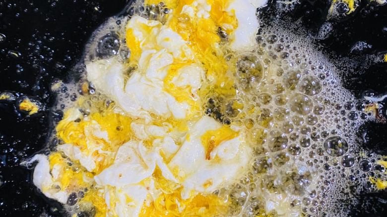 瘦肉炒河粉,打入鸡蛋炒出蛋花。