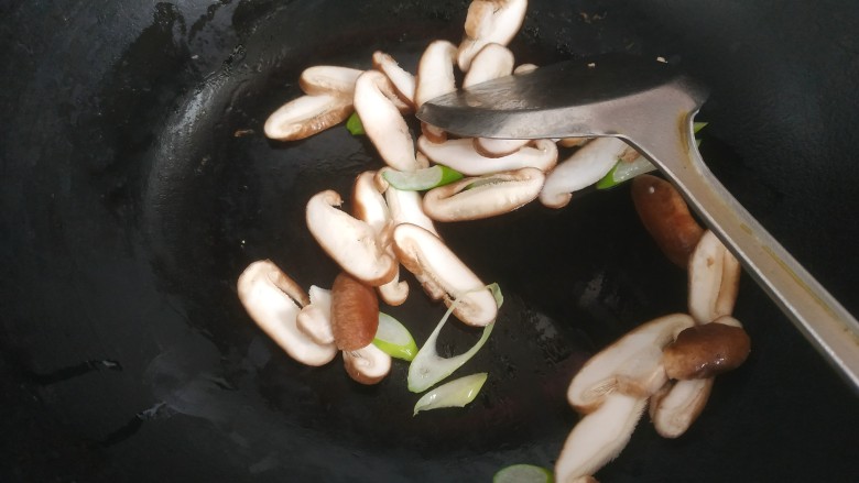 香菇豆腐汤,放入香菇翻炒至变软
