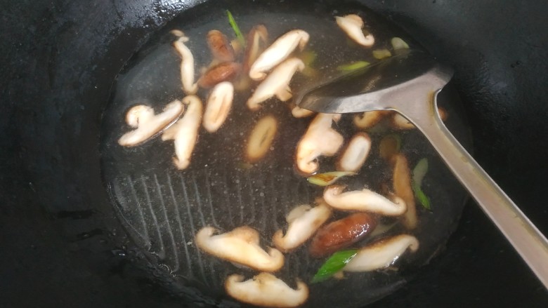 香菇豆腐汤,加入适量清水适量盐