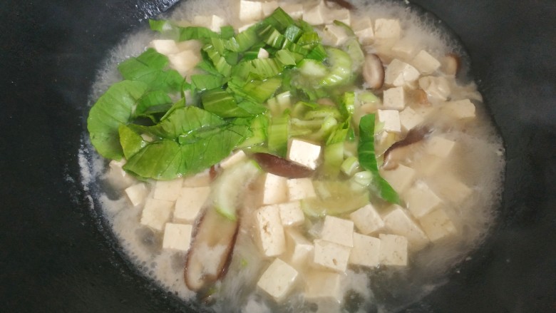 香菇豆腐汤,放入油菜