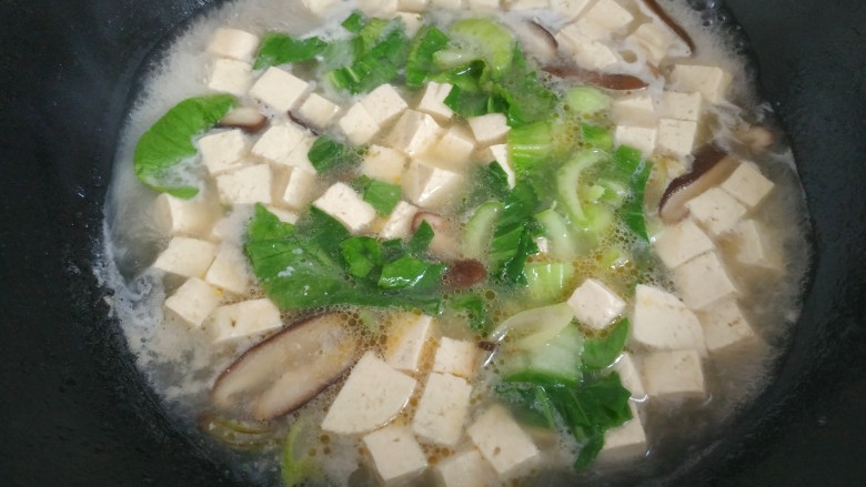 香菇豆腐汤,倒入淀粉汁