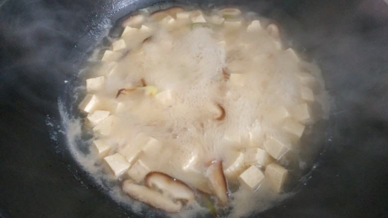 香菇豆腐汤,大火烧开两分钟