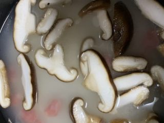 香菇腊肠焖饭,放香菇