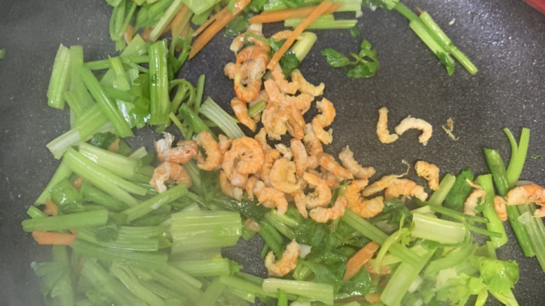 芹菜炒胡萝卜,芹菜断生后下海米继续翻炒
