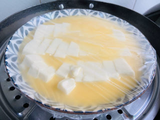 鸡蛋豆腐羹,放入蒸锅中火蒸十分钟焖两分钟