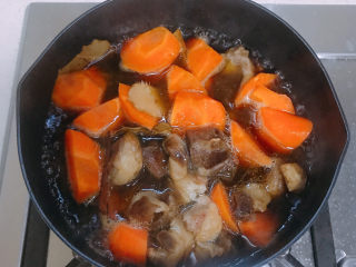 胡萝卜炖羊肉,最后加入适量生抽和老抽，开水，中火炖大半个钟，或者用高压锅