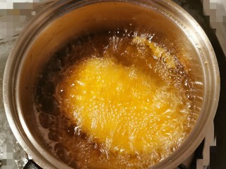 芝士鸡排,炸锅放入食用油  加热6成  放入芝士鸡排胚