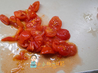 8个月以上番茄肉泥粒粒面,切碎以后备用