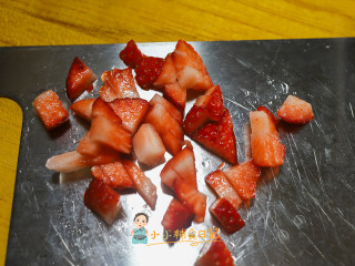 8个月以上辅食酸奶草莓谷物圈,把草莓洗净后去蒂切块备用