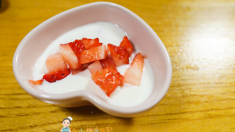 8个月以上辅食酸奶草莓谷物圈,把草莓放入酸奶里