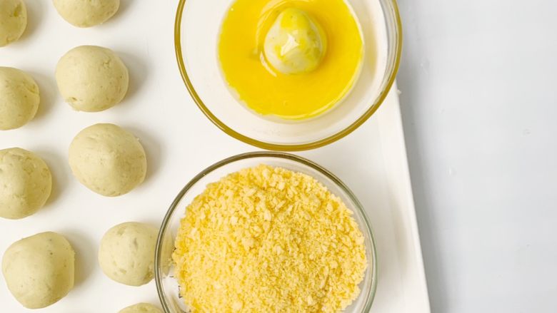 油炸土豆小丸子（超简易版）,另一个鸡蛋只需要蛋黄，把土豆球先放入蛋黄液滚一圈。