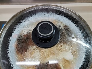羊肚菌蒸豆腐,蒸锅用大火烧开水，放进去隔水蒸5分钟。