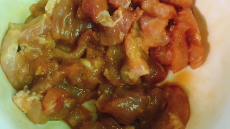 炒豌豆荚,拌匀腌制10分钟