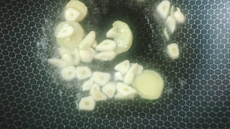 炒豌豆荚,放蒜片