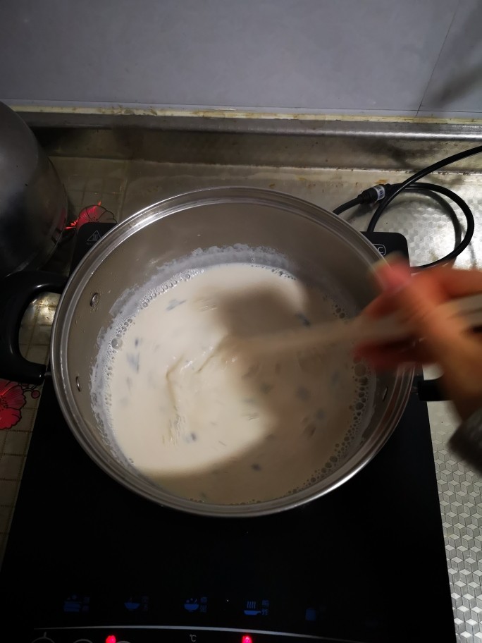 自制奶茶,把泡开的茶叶水连带茶叶一并倒入锅中煮。