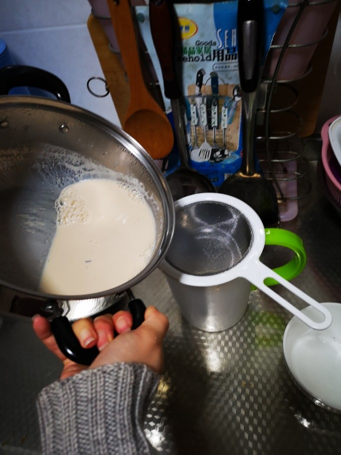 自制奶茶,准备漏网（如果是用茶包煮，可以省了这一步。）