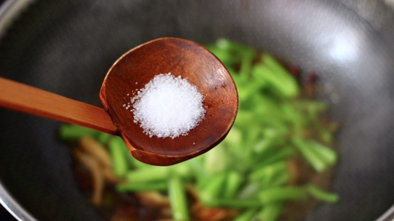 芹菜香菇北极虾小炒,根据个人口味，加入适量的盐调味。