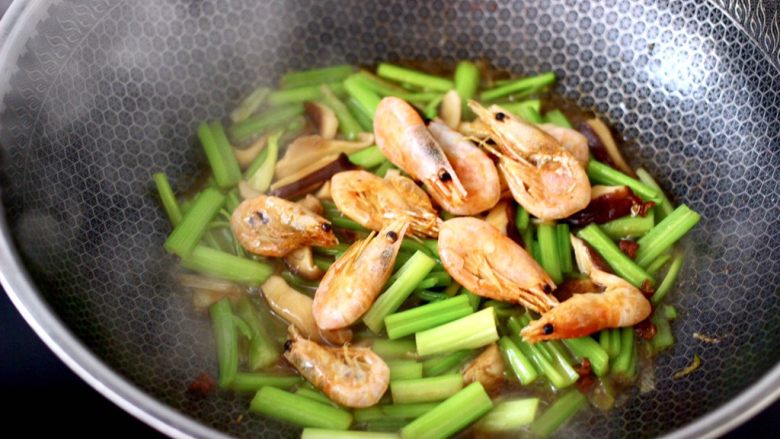 芹菜香菇北极虾小炒,加入煎好的北极虾。
