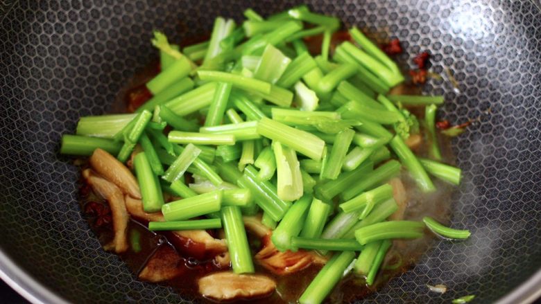 芹菜香菇北极虾小炒,放入焯好的芹菜。