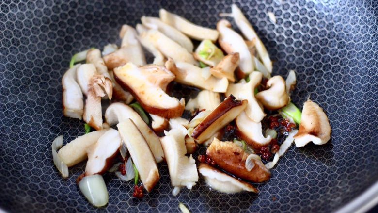芹菜香菇北极虾小炒,加入切片的香菇，大火翻炒均匀。