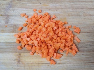 鸡蛋玉米饼,胡萝卜洗干净切碎。