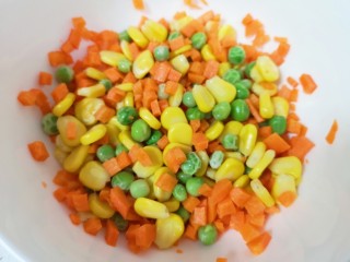 鸡蛋玉米饼,将玉米粒、豌豆和胡萝卜碎一起放在大碗里。