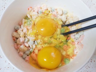 鸡蛋玉米饼,打入鸡蛋搅拌均匀。