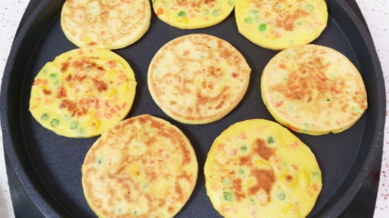 鸡蛋玉米饼,玉米鸡蛋饼煎至两面金黄就熟了，这些食材一共做了8个鸡蛋饼。