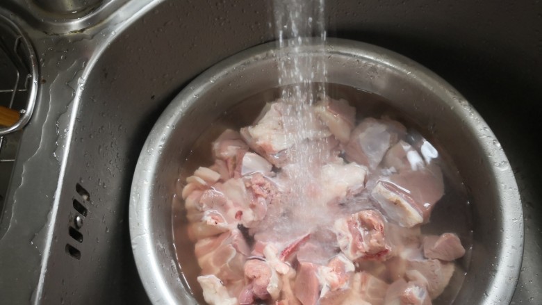 红烧大羊肉,清水冲洗，泡10分钟，去除血丝（羊肉后续不再用开水煮、滤水、清洗），使羊肉肉质松，口感好。