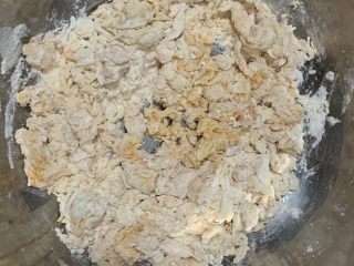 南瓜泥刺猬包,水加热到30度左右融化酵母，在面粉中间挖坑，除了馅料全部倒进去。搅拌成絮状就下手和面。