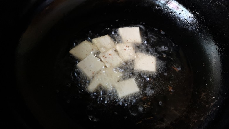 金针菇豆腐煲,油五成热，放入锅中。