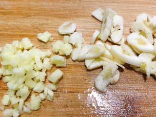 麻辣土豆片,生姜、大蒜切碎