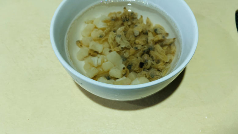 香菇豆腐汤,用水泡发，泡20分钟即可；