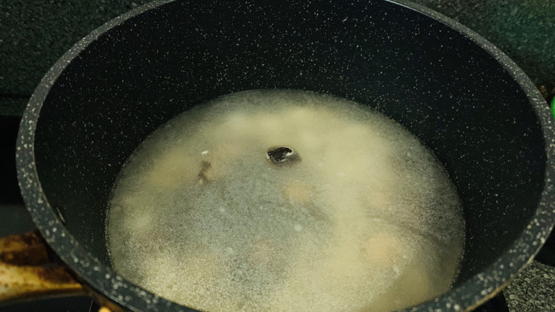 香菇豆腐汤,加入清水；