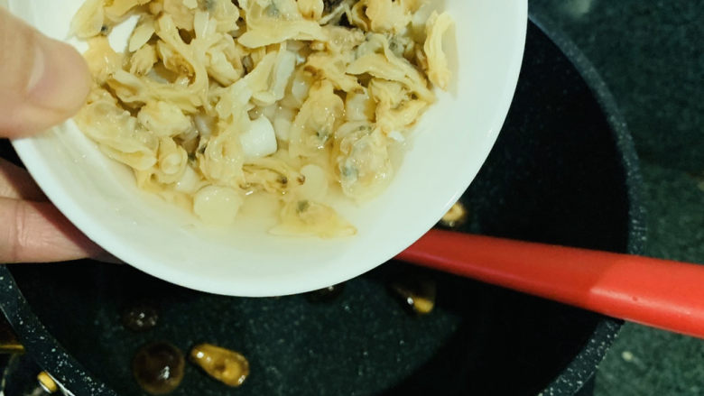 香菇豆腐汤,加泡发好的干贝和蛤蜊干一起炒香；