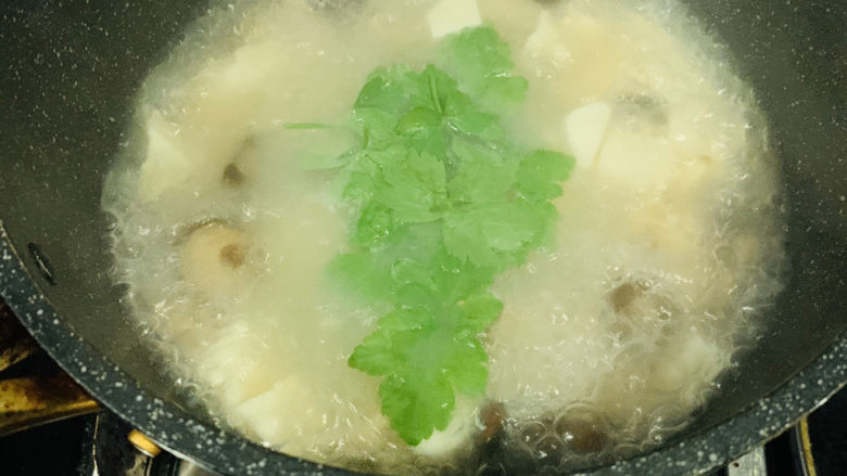 香菇豆腐汤,加芹菜叶；