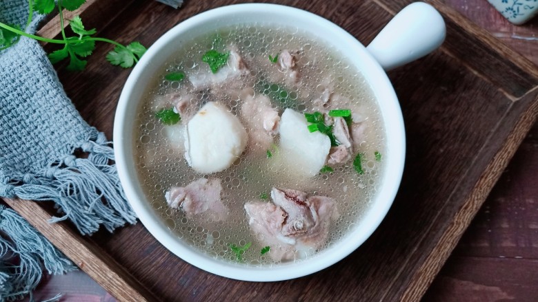 毛芋炖排骨是最家常的一道菜肴,虽然做法简单,但是营养丰富多彩!