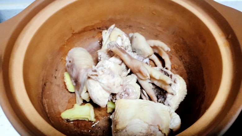 酱炖鸡块、胡萝卜、山药、豆腐串,焯水后放入砂锅中