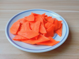 胡萝卜炒木耳,胡萝卜削皮切成菱形片。