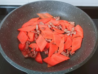 胡萝卜炒木耳,翻炒的肉丝变色加入胡萝卜