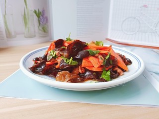 胡萝卜炒木耳,简单美味的一道家常菜。