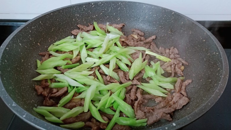 黑胡椒牛柳,加入芹菜快速煸炒。