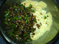 黑椒培根玉米面批萨蛋糕,加入马苏里拉奶酪丝和炒好的培根青椒洋葱