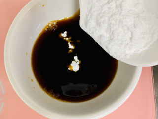 香菇腊肠焖饭,调一个灵魂酱汁：蚝油、蒸鱼豉油、糖。