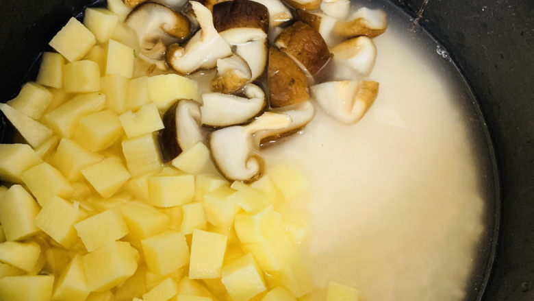 香菇腊肠焖饭,土豆切丁放入锅中。